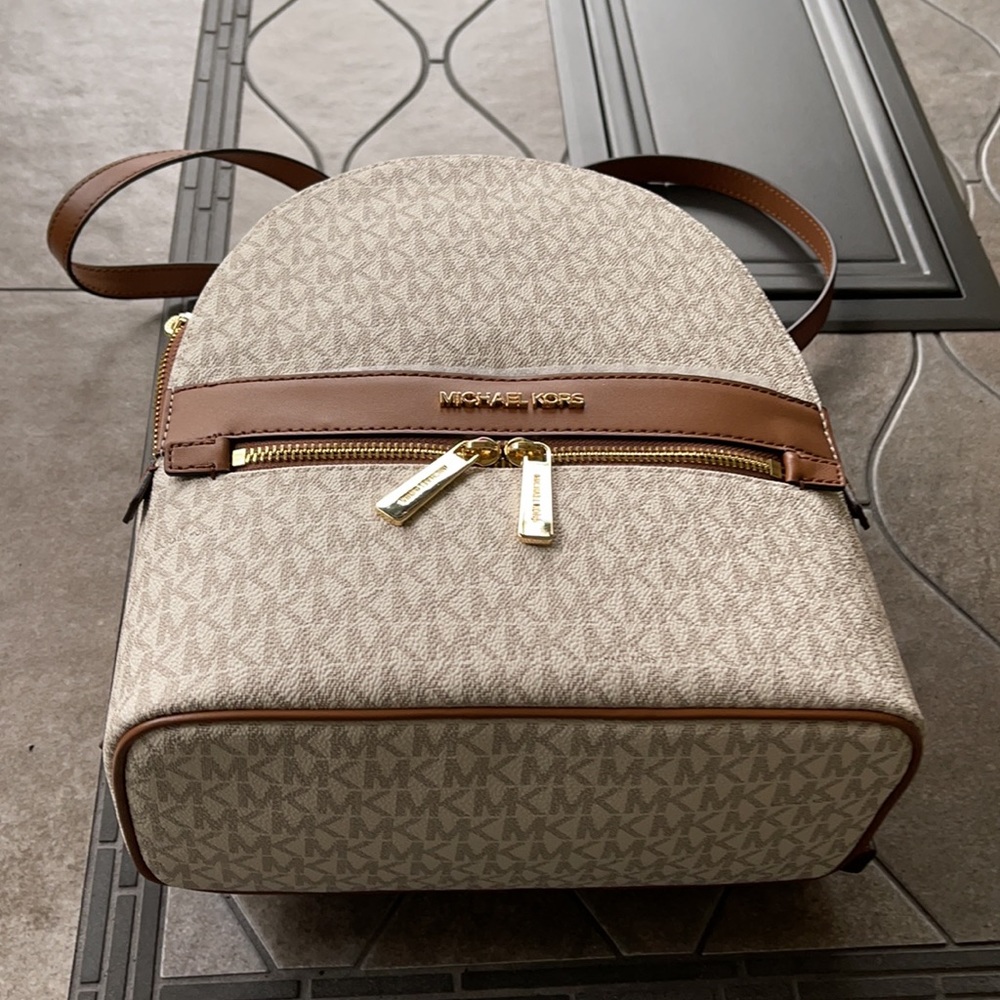 MICHAEL KORS Kenly Medium Backpack Signature Vanilla Bag - Picture 3 of 16